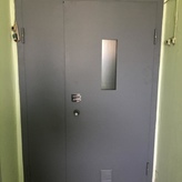тамбурная дверь с кодовым замком и стеклопакетом