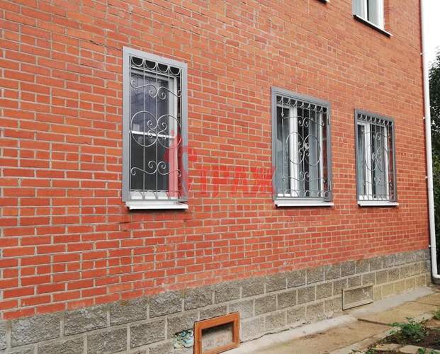 решетки на окна для первого этажа загородного дома