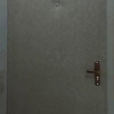 дверь в квартиру серого цвета с отделкой винилискожей