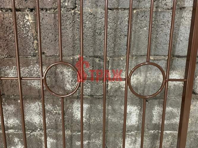 сварная металлическая решетка на окно, фото крупным планом