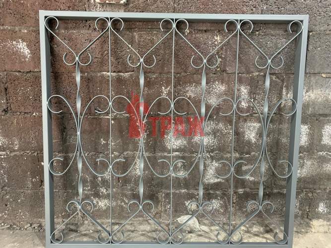 защитная металлическая решетка на окно с узорами