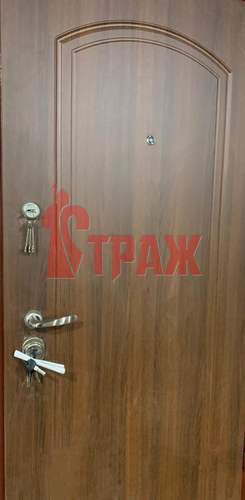 внешняя сторона металлической двери
