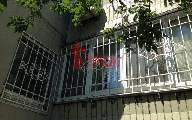 глухая решетка на балкон белого цвета