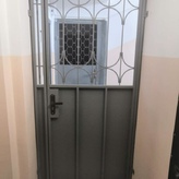 решетчатая тамбурная дверь со стандартной ручкой