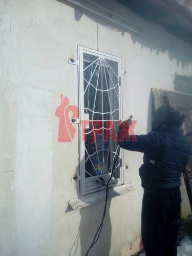 монтаж оконной решетки