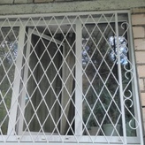 сварная оконная решетка серого цвета