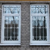 белая сварная решетка с узорами в виде арки фото №1